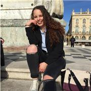 Étudiante en fac de lettres. Baccalauréat littéraire mention européenne